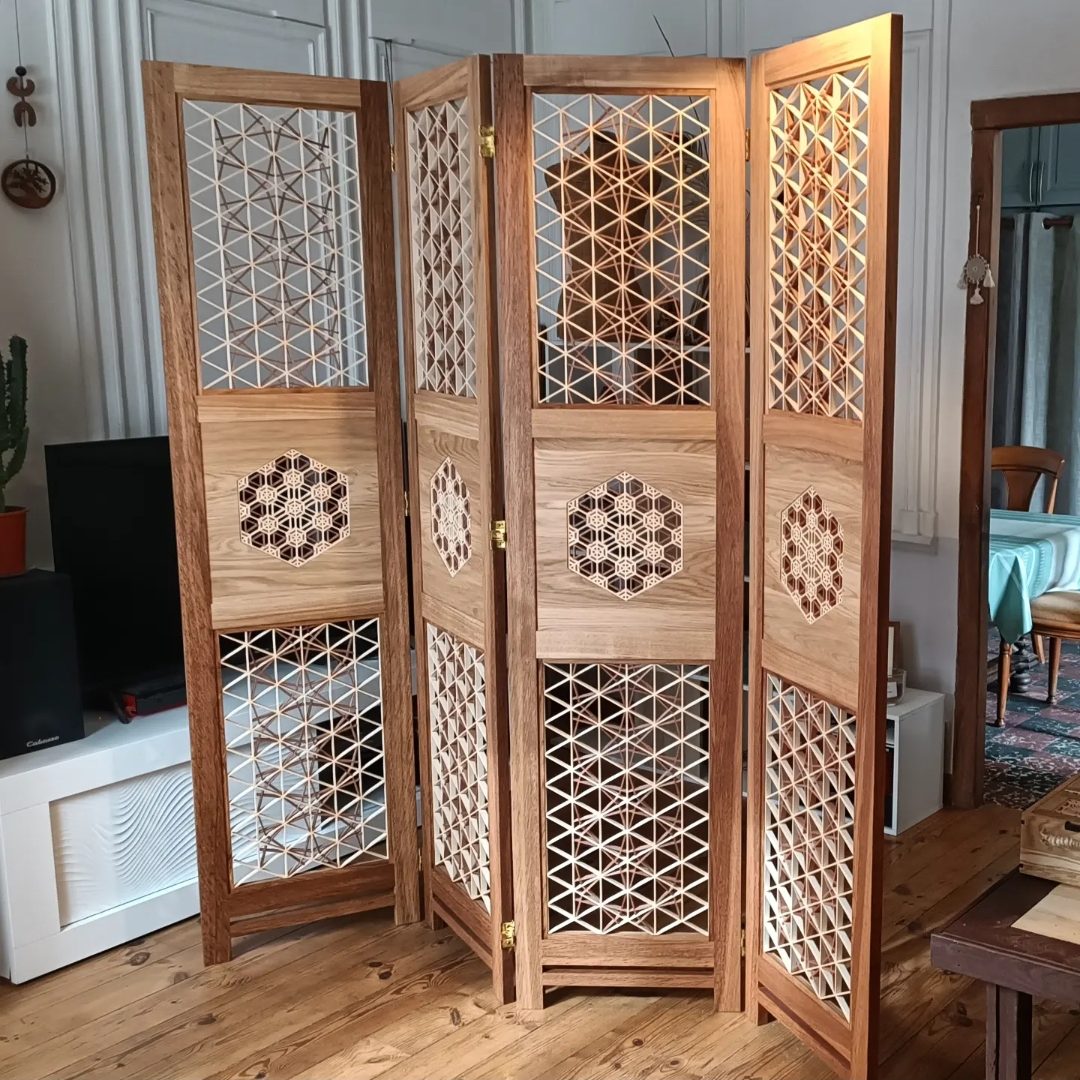 Image décrivant l'exposant : DEUX MAINS ET DU BOIS